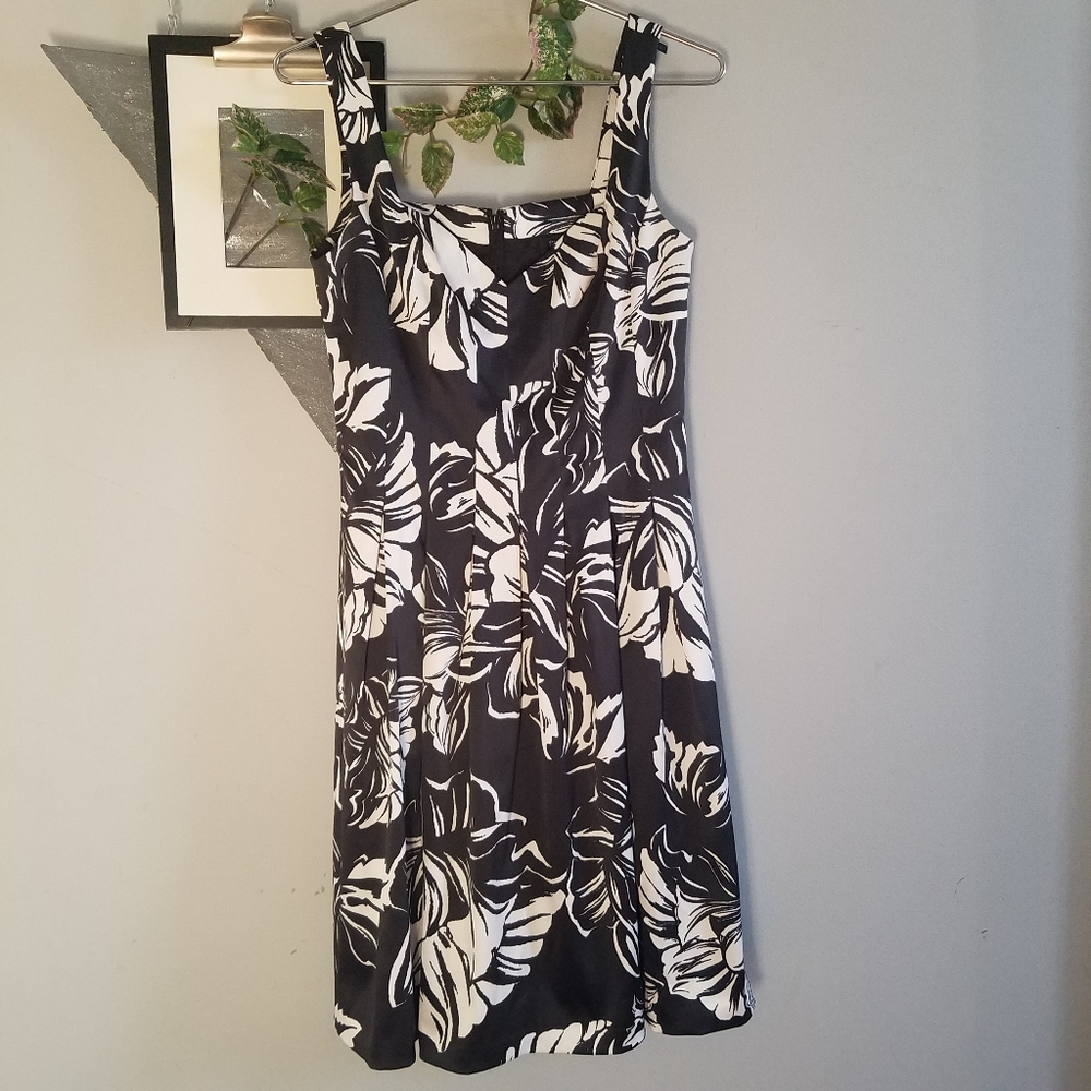 White House Black Market Fit Flare Floral Dress 6